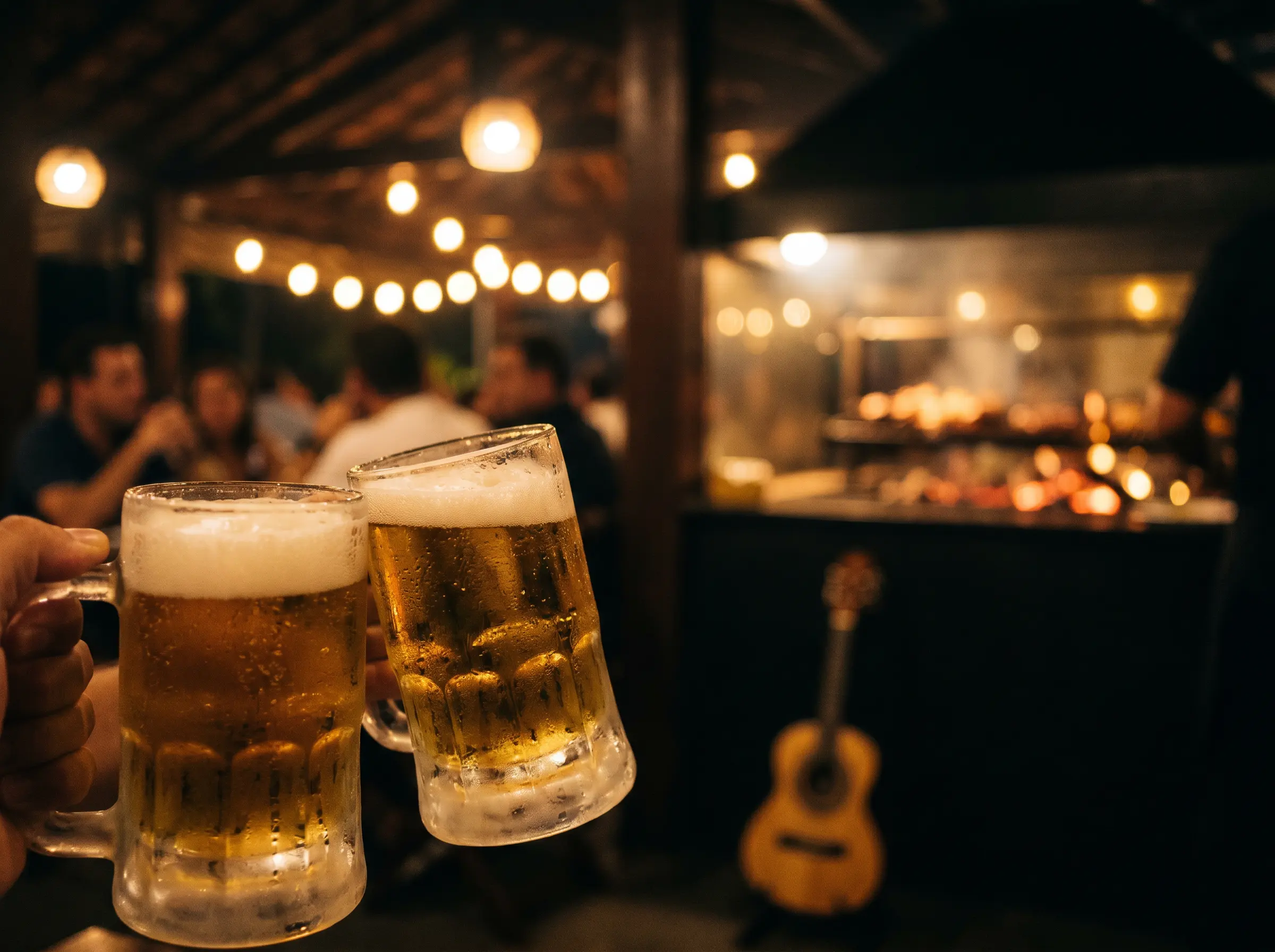 Chopp gelado brindando à noite no Ponto Certo, com luzes quentes, brasa e cavaquinho ao fundo