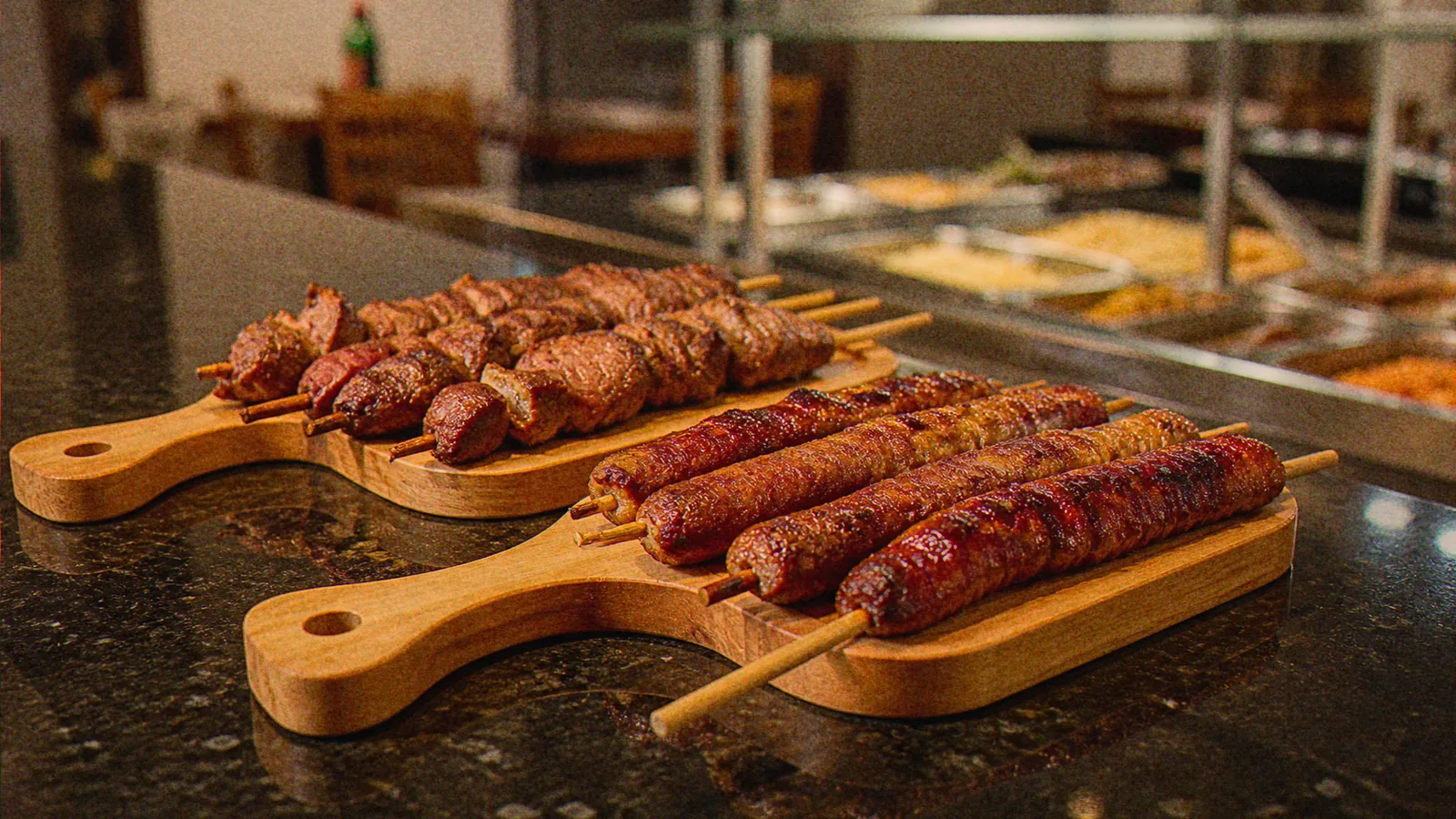 Espetos de linguiça e carne nas tábuas do Ponto Certo