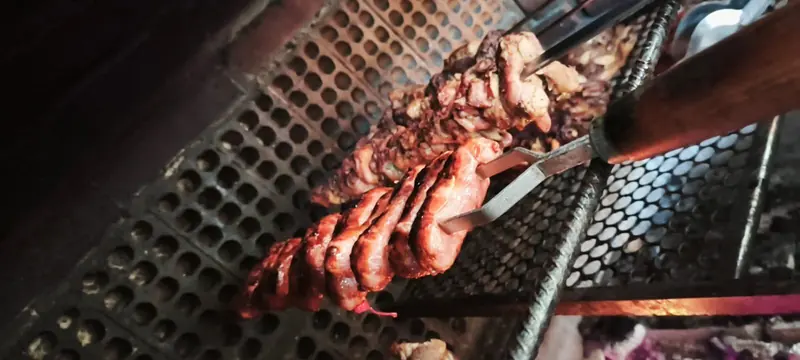 Espetos assando na churrasqueira do Ponto Certo